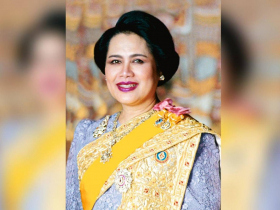 她17歲嫁泰王蒲美蓬，昔曝第一眼「一見就討厭」！泰王太后詩麗吉93歲病逝，時尚魅力曾風靡全球